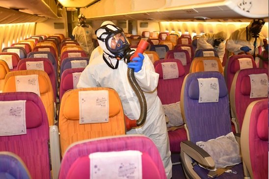 Rozpylanie pestycydów w samolotach przed tym jak wsiada do nich załoga i pasażerowie