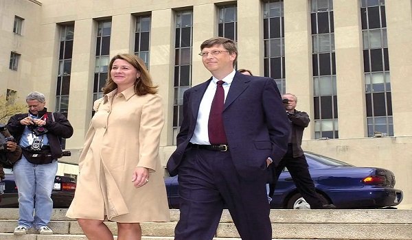 Naprawa reputacji: Bill i Melinda Gates wychodzą z sądu po zeznaniach w procesie antymonopolowym przeciwko Microsoft w 2002 r. 