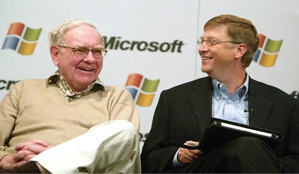 Warren Buffett (po lewej) i Bill Gates, dwóch z trojga członków zarządu Fundacji Gatesów
