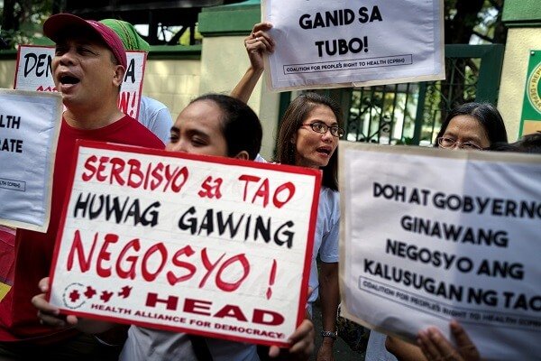 Przed Ministerstwem Zdrowia Filipin w dniu 8 grudnia 2017 r. demonstranci wzywali do odpowiedzialności za skandal związany ze szczepionką Dengvaxia