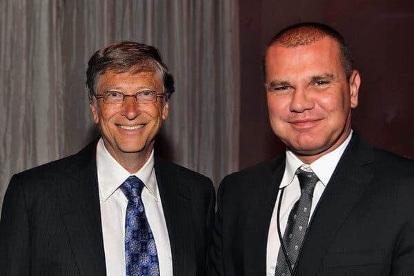 Bill Gates w 2012 r. z Borisem Nikolicem. Obaj mężczyźni często razem podróżowali i spędzali ze sobą czas. Boris Nikolic zaprzyjaźnił się z Epsteinem po tym, jak przedstawiła ich sobie Melanie Walker.