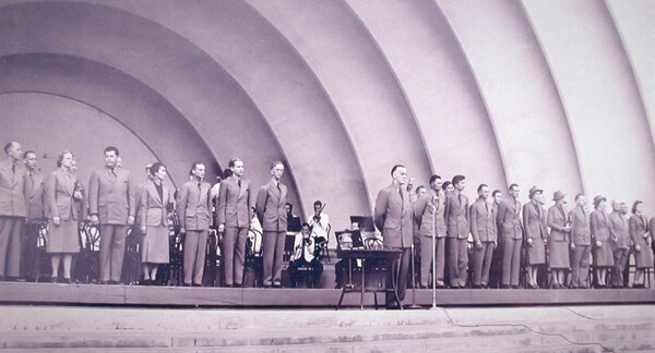 Howard Scott przemawia na wiecu Technocracy Inc. w Hollywood Bowl w Los Angeles w 1941 roku